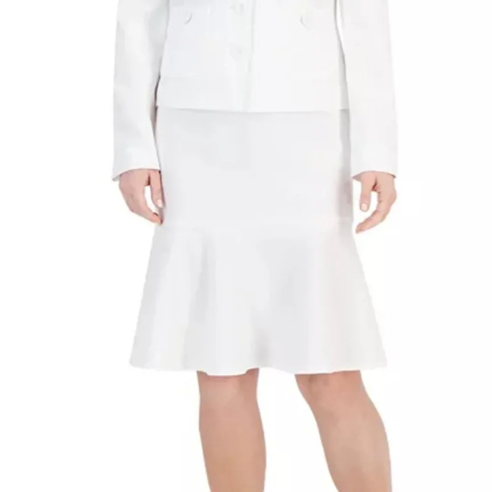 Le Suit Crepe Flounce Beige Skirt size 8